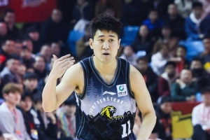 后场双枪！姜伟泽和摩尔半场合计12中8砍25分 三分合计7中5