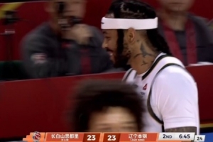 这是咋整的？莫兰德命中三分后飞吻庆祝&随后被换下 自己也笑了