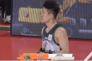 得不偿失！姜伟泽干扰威尔斯快攻被吹犯规 回放后升级违体犯规