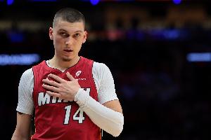 作用还是很明显！希罗11中6&三分8中4拿到18分4助3断 正负值+21