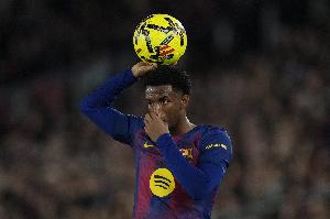 记者：曼联引援主管维维尔有意巴尔德，球员坚决希望留在巴萨