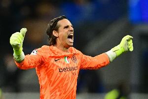 米体：国米有意与索默续约一年，门将主力位置首选维卡里奥