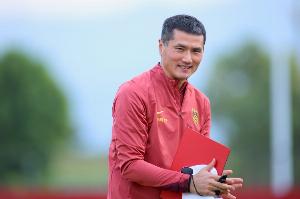 足球报：对邵佳一而言，他所面临的人员难题和前任没太大区别