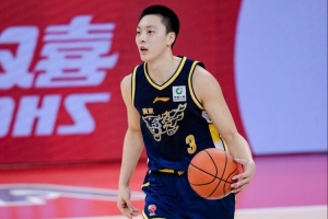 媒体人：徐杰和胡明轩的球权多了 广东输球是实力不够但拼劲可以