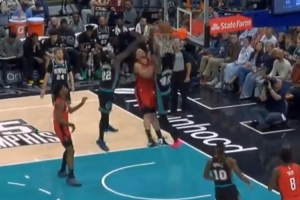 太硬了！申京转身突破强杀内线 1V2再度隔扣GG·杰克逊