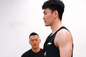 体能训练！青岛男篮状态拉满 今晚再战！