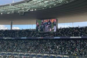 无视非足联剥夺冠军决定！塞内加尔赛前向球迷展示非洲杯冠军奖杯