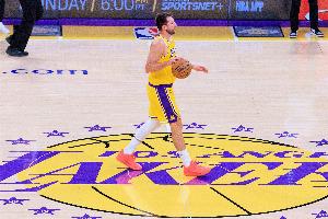 东契奇谈吃T：扎威朝我喊3次&我什么都没说 他们说我推人动作夸张