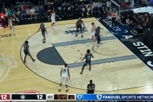 开张了！杨瀚森篮下利用脚步转身勾手得分 此前3中0