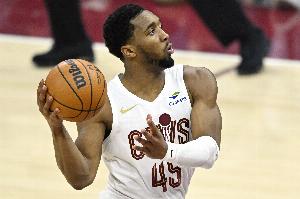 兄弟们我上不了双！米切尔半场7中1得2分4板5助3断 骑士领先35分