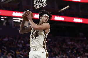 近7战对比：桑托斯场均17.1分&命中率55.6% 库明加7.7分&34.6%