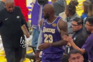 詹姆斯中场退场时被球迷摸了一把胳膊 他很生气&告诉了现场安保