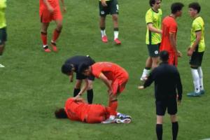 U19国足上半场与对手冲突，久尔杰维奇进场拉架！一连拽开三人