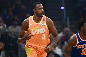 稳定发挥！莫布里半场7中3拿下7分8板2助1断