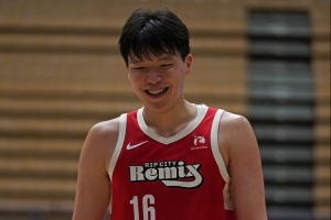 媒体人：杨瀚森下半场调整回来 末节表现尤为出色 扮演了关键先生