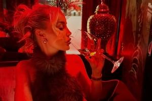 身材火辣！帕尔默女友晒照在罗马尼亚度假