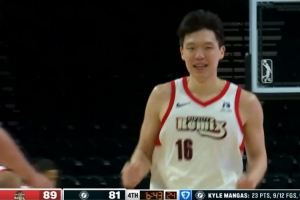 探囊取物！杨瀚森顺下接球面对空篮单手暴扣 回防时喜笑颜开