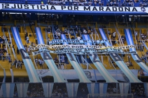 阿根廷友谊赛之前，糖果盒球场球迷拉出横幅：为马拉多纳伸张正义