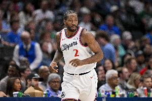 防守反击追分！伦纳德弧顶上抢断球一条龙扣篮