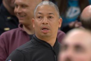 逃过一劫！大洛致命犯规 场边泰伦·卢直接看呆 眼珠左右飘忽转动