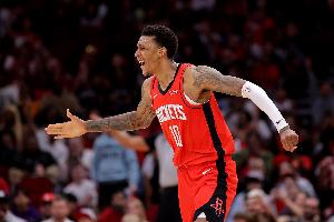 今天打得可以！小史密斯16中7拿下21分16板4助1帽 5前场板