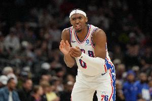 马克西：我开始还想跟着比赛节奏打 队友们都让我放开去发挥