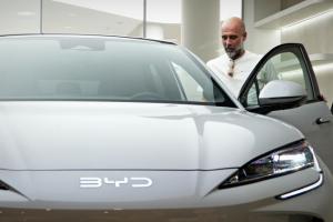 中国制造！瓜帅在巴塞罗那喜提新车比亚迪