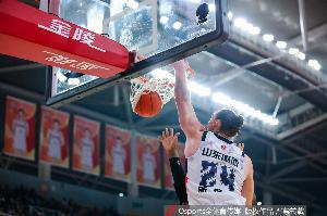 捡着宝了？山东外援斯蒂尔半场9中8高效砍下21分2板1助