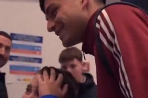 见到偶像太激动与佩德里见面时，一名小球迷当场哭崩不能自已