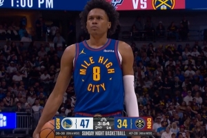 问题不大！小佩顿撞倒沃特森被吹一级恶犯 当事双方握手言和