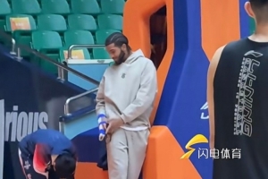 记者：克里斯是中指关节骨折 目前还不能弯曲&预计还需要两周