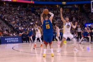 开始发力！约基奇三分命中后强攻再打2+1 率队迫近比分