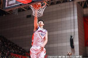 一个不丢！徐昕上半场3投3中&罚球4中4 拿下10分4篮板