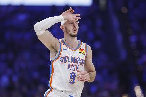 卡鲁索：季末的强强对话有助于演练战术 我们从中获益良多