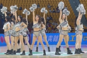 炫舞小狮妹来咯！媒体人晒广州男篮主场啦啦队的舞蹈表演视频