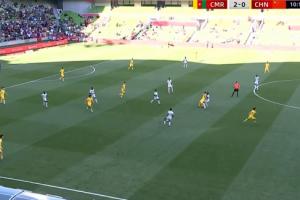 国足vs喀麦隆，转播将喀麦隆的国旗放反了...