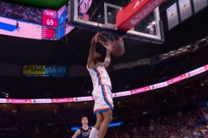 突然发力！阿隆·维金斯抢断反击双手暴扣 本节已独得8分