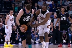 大意了！哈登持球遭菲利波夫斯基抢劫式断球 后者反击一条龙得手