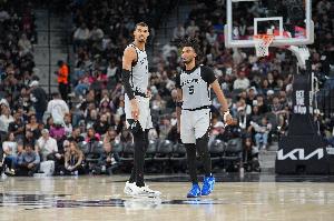 文班：希望和卡斯尔一起打15年 这对组合的最强形态还没有到来