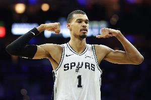 怪兽行列！文班23岁前第4次40+15板 近50年以来仅次于奥尼尔