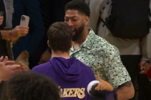 冠军功勋！赛后里夫斯&海斯找湖人旧将浓眉开心热聊