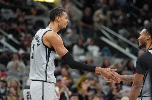 文班：和卡斯尔的空接默契非偶然&我们很合拍 我要确保每次都接到