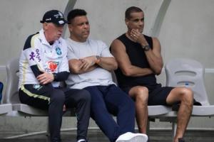 豪华！大罗、里瓦尔多探班巴西国家队，陪安切洛蒂一起看球队训练