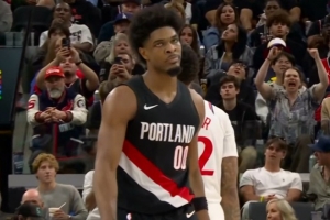 卡位战！亨德森压哨三分命中 开拓者领先快船17分进入第四节