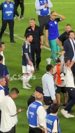 上场曾被毛里塔尼亚包围！今日梅西被安保围住保护，梅西有些不满