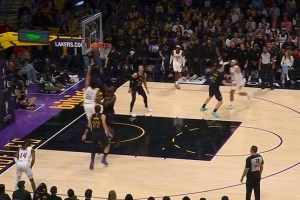 丝滑！贾勒特·阿伦单吃艾顿 转身倚住防守左手勾手空心命中