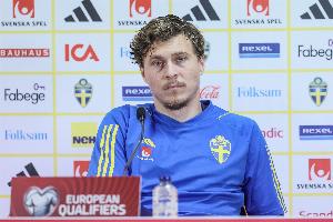 林德洛夫：赛后全队在更衣室庆祝，但我要接受兴奋剂检测没能喝酒