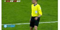 意大利不到半场变十人作战！巴斯托尼放铲被直红罚下！