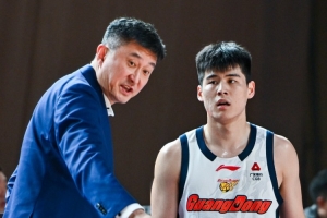 杜锋：陈家政王洪泽上一队就打首发 以前易建联陈江华都是打替补