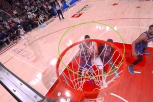 夹心小饼干！小史密斯急停跳投得分 申京被夹击犯规再获加罚